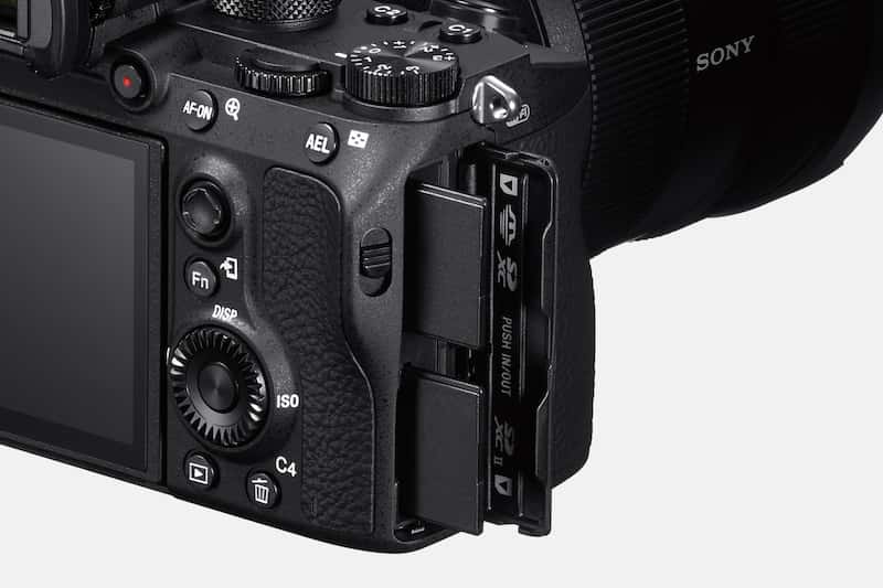 Cámara full-frame de 35 mm α7R III con enfoque automático | ILCE
