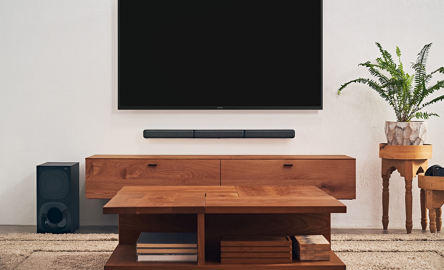 HT-S40R bajo de un TV BRAVIA en un entorno de sala